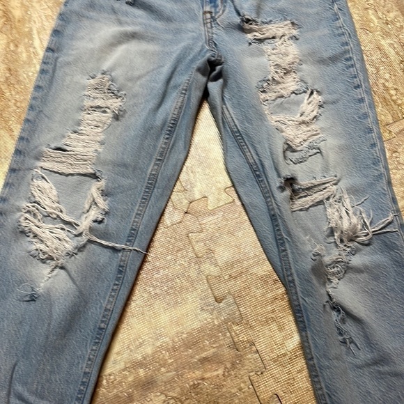 Aeropostale women’s mom jean, distressed look, light wash. Size 2. - Picture 10 of 11